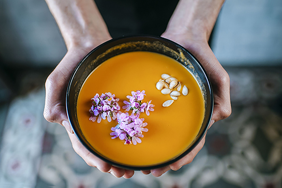 Суп, приправленный яркими цветами